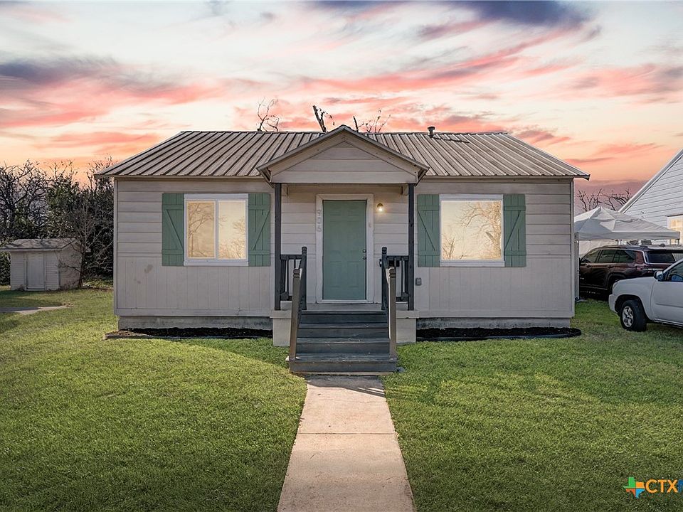 1st image of 906 S 2nd St