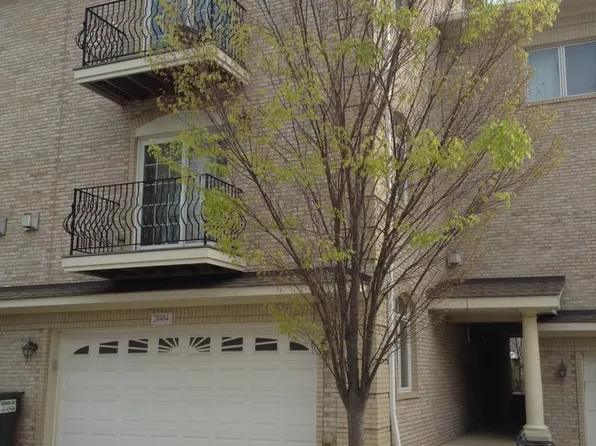 28484 Traci Trl, Novi, MI 48377