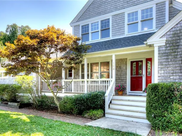 154 Carriage Dr, Portsmouth, RI 02871