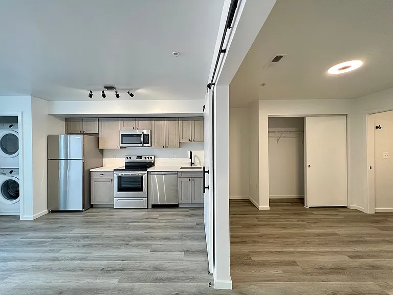 725 W Pratt St. — Photo 87