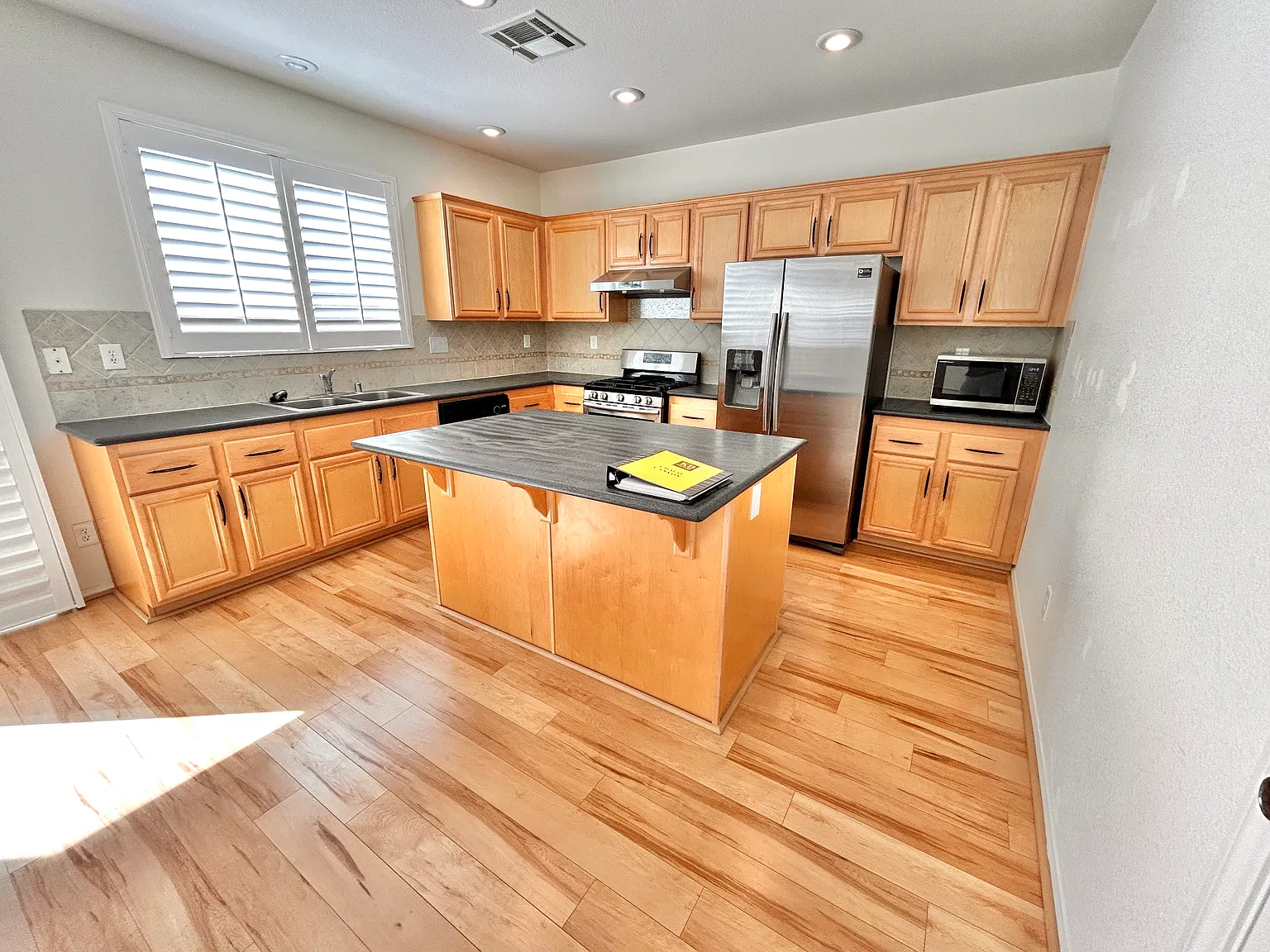 3 bed, 2502 sqft, $2,650 — Photo 3