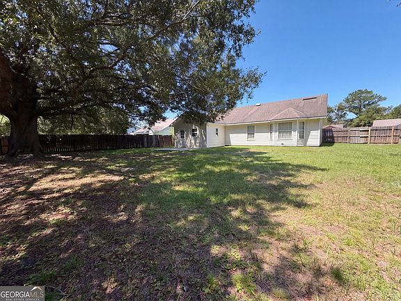 5th image of 220 Chestnut Ct
