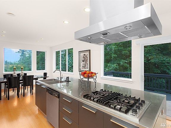 Kitchen w/Oversized Island