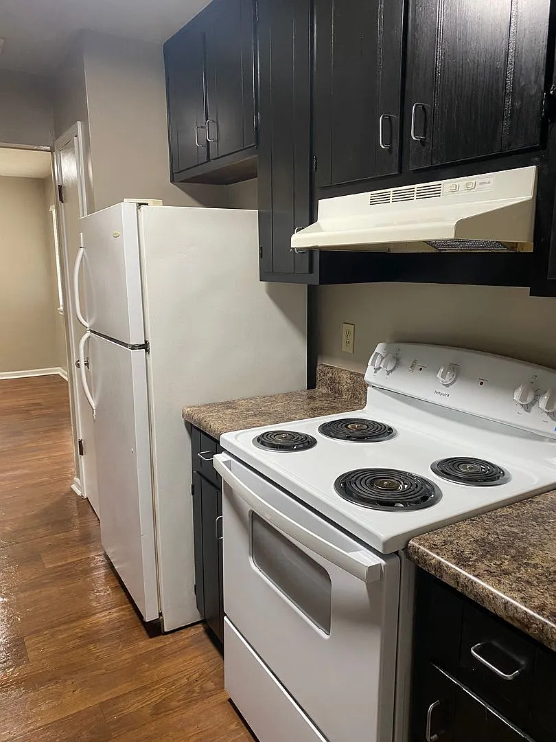 Downstairs unit in Willow Bend avail NOW! — Photo 1