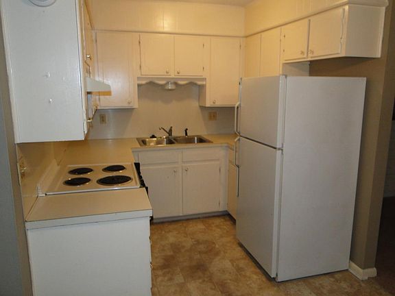 4th image of 803 N Van Buren St APT 5