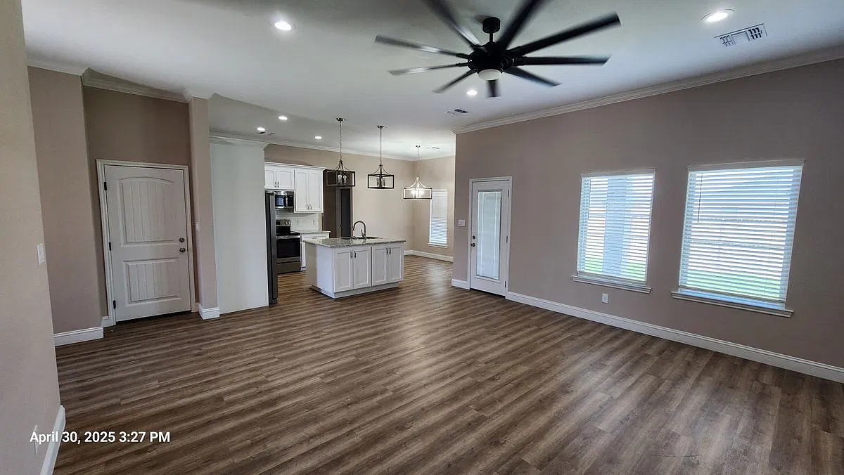 3 bed, 2.0 bath, 1600 sqft, $2,600 — Photo 2