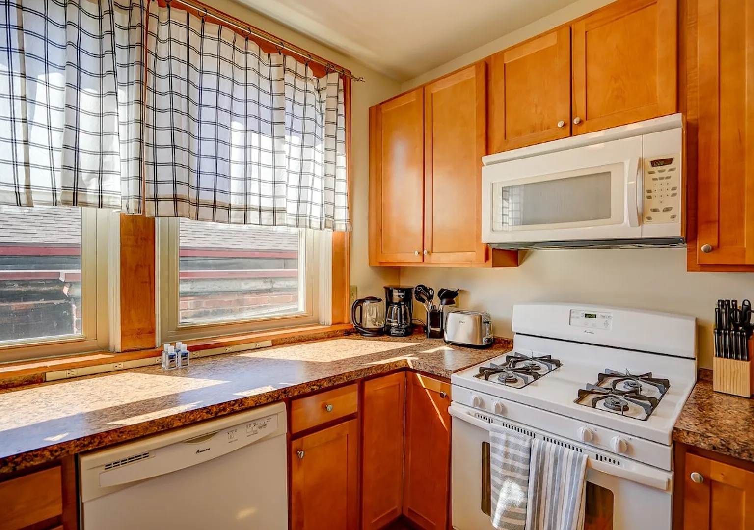 Willy St 2 Work Spaces 2 King Beds Prime Loc! — Photo 4