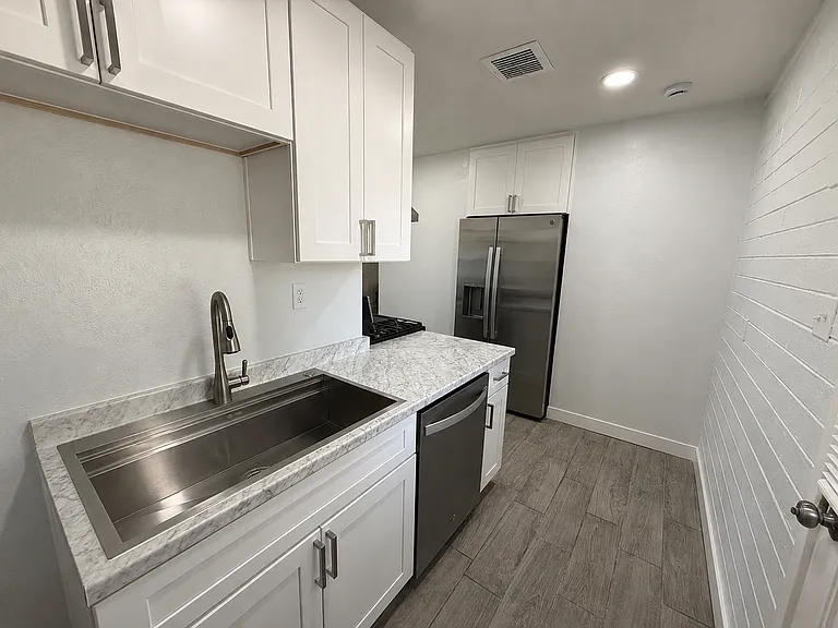2206 W Vista Ave #B — Photo 2
