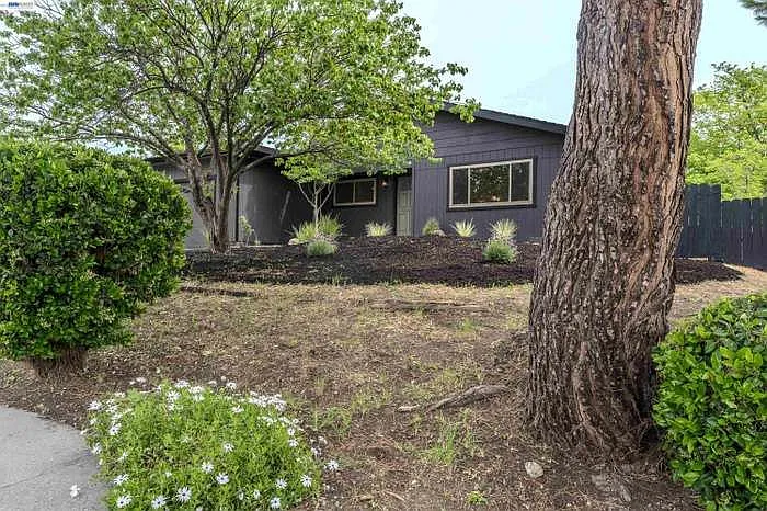 3743 Sanford St — Photo 38