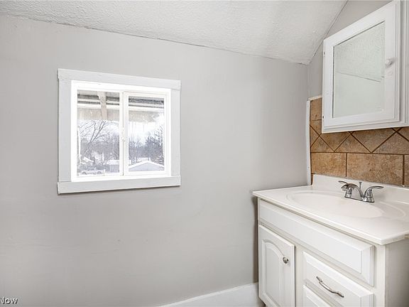 3rd image of 917 Union St