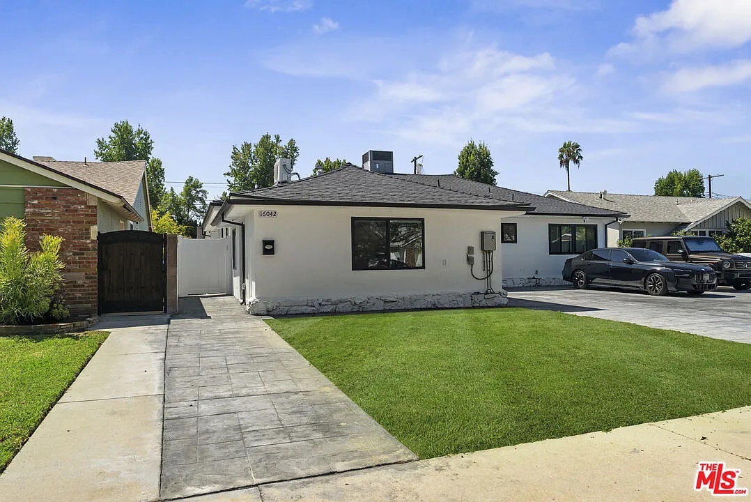 1 bed, 1.0 bath, 400 sqft, $2,000 — Photo 2