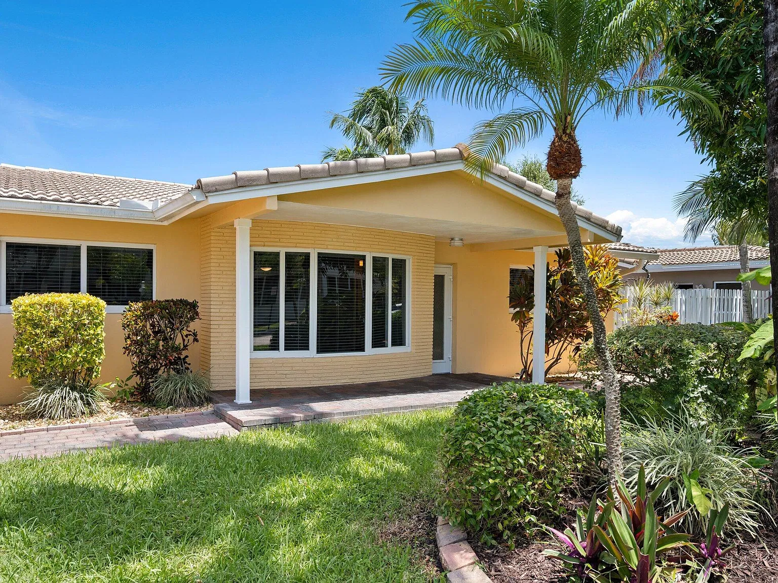 4 bed, 2.0 bath, 1759 sqft, $6,300 — Photo 2