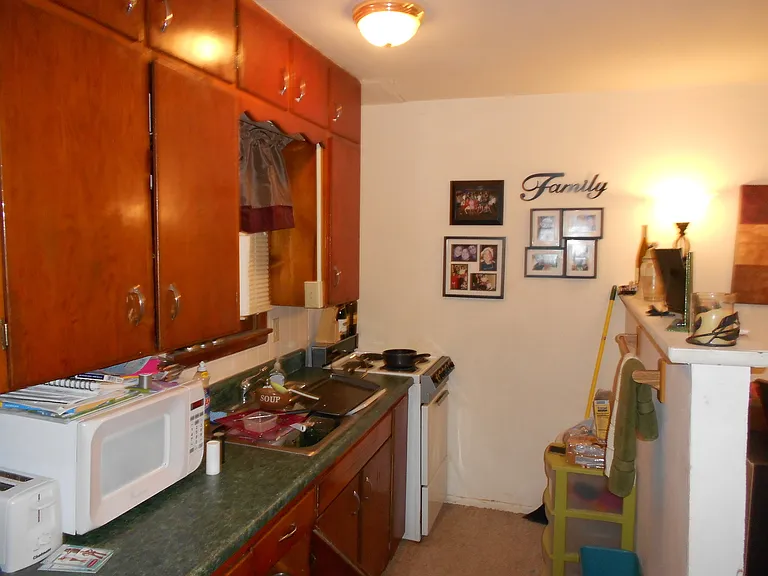 1215 Poyntz Ave — Photo 3