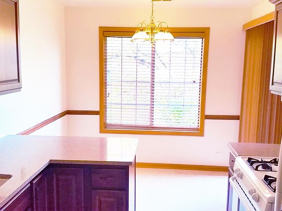 5th image of 225 Columbia Ct