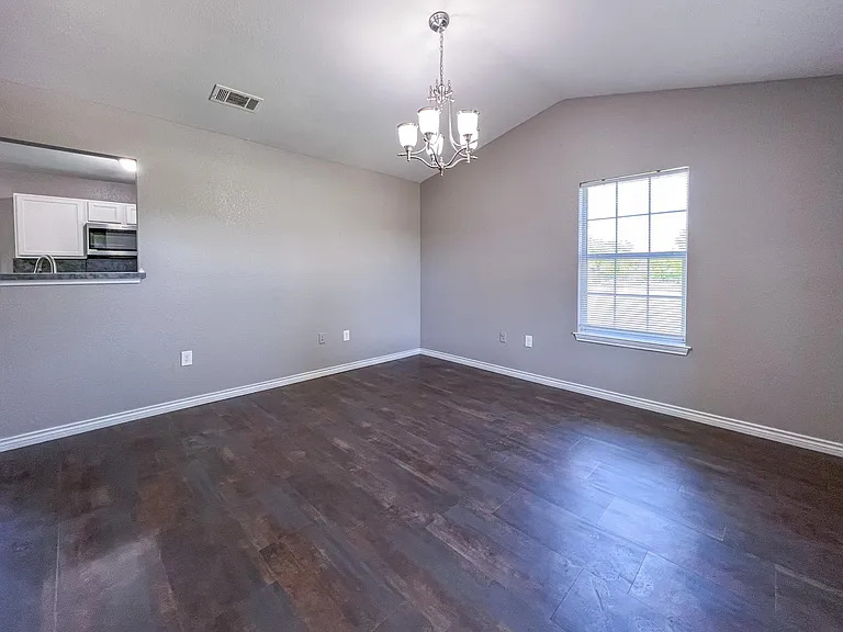 213 N Ave E — Photo 11
