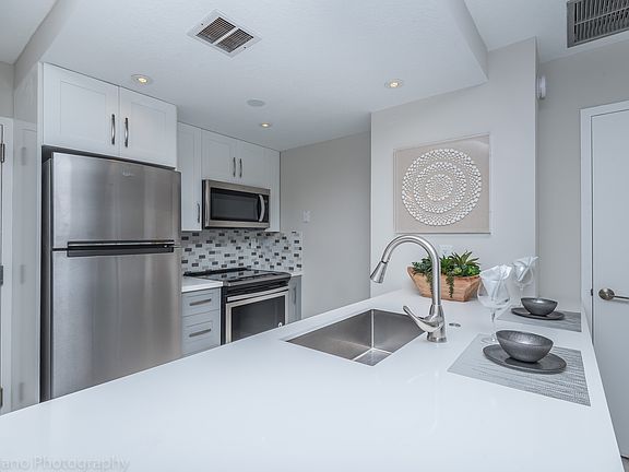 5th image of 3212 NE 12th St APT 302