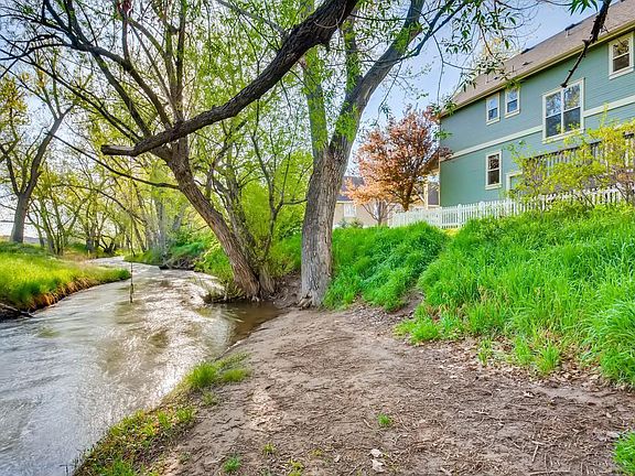 Borders Left Hand Creek