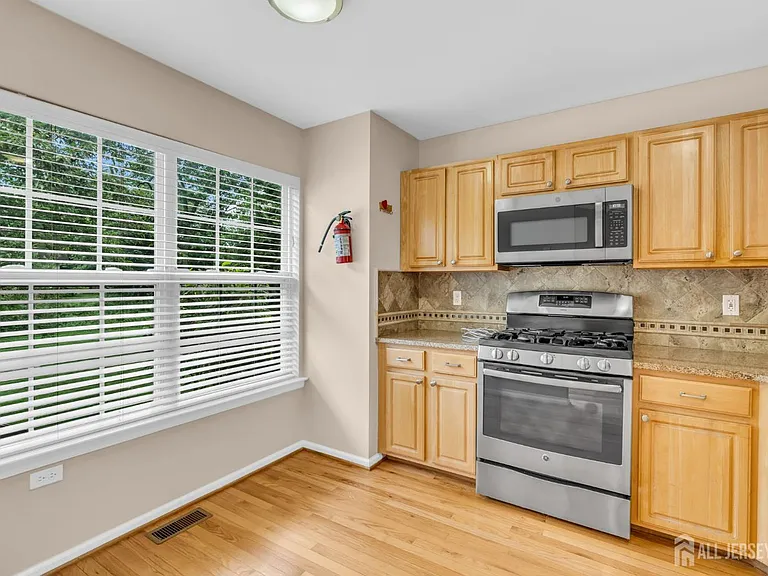 8 Edith Dr — Photo 17
