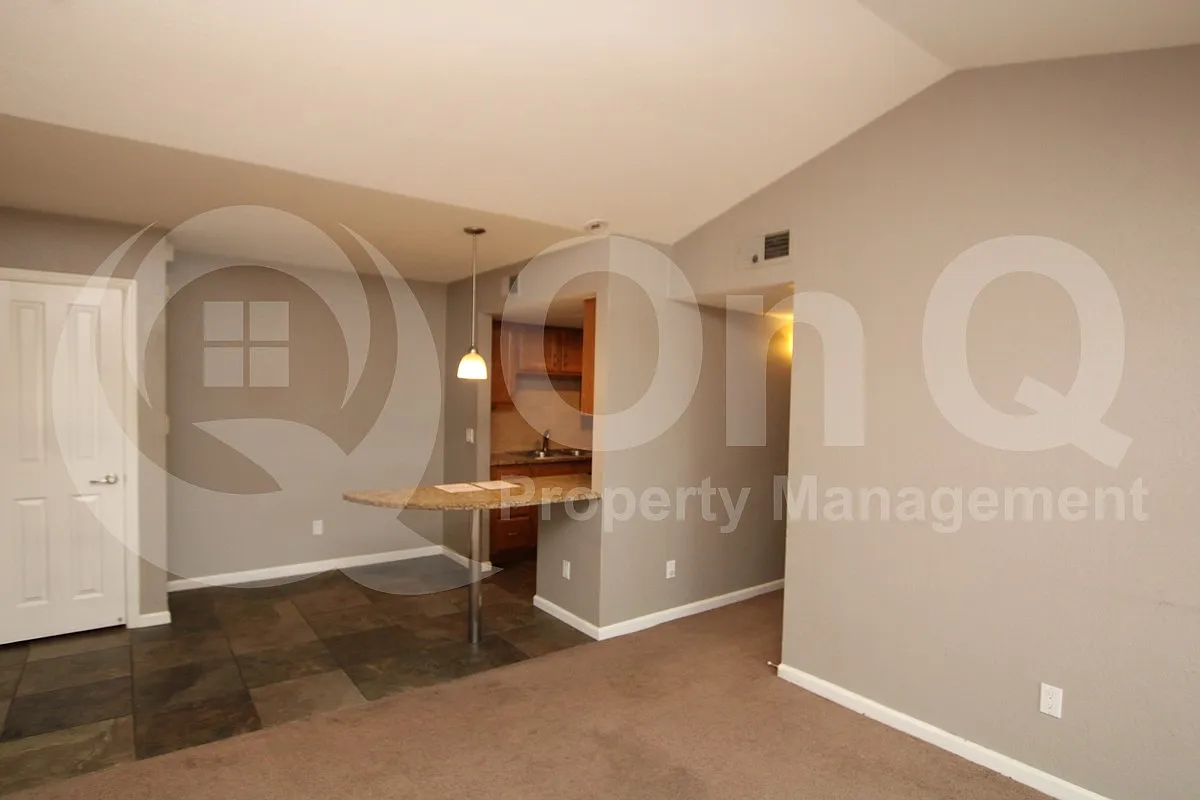 1 bed, 1.0 bath, 622 sqft, $1,149 — Photo 2