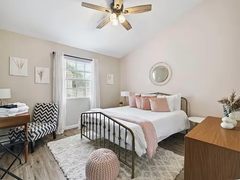 8902 W Loma Ln — Photo 8