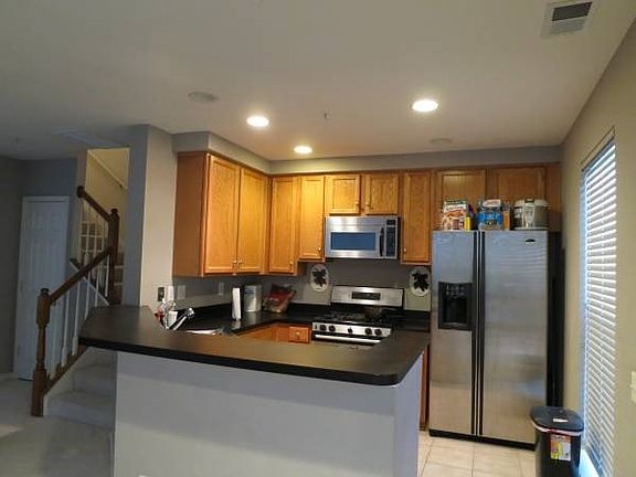 4th image of 204 Fallsgrove Blvd Unit 19