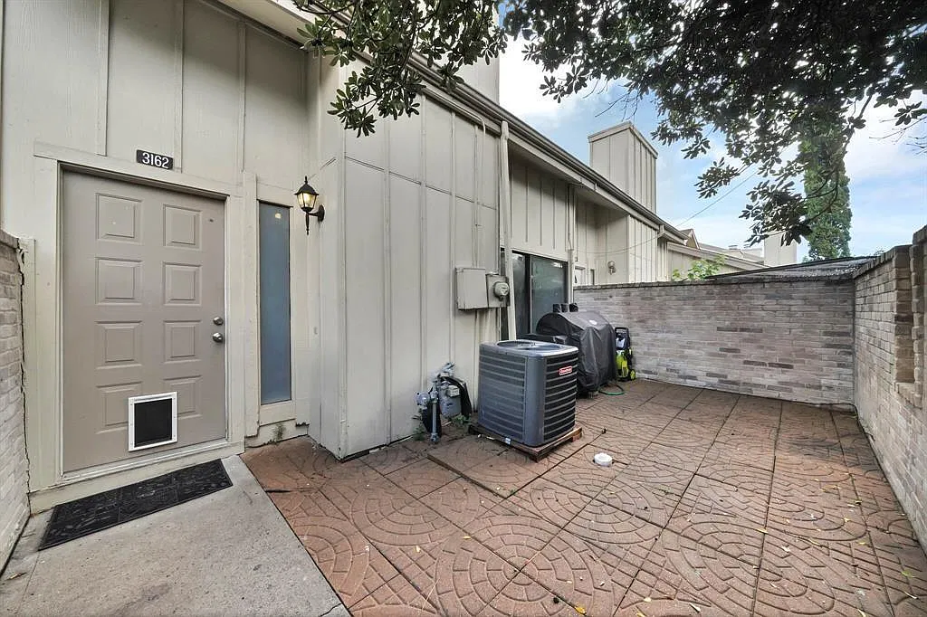 2 bed, 1.5 bath, 1216 sqft, $1,595 — Photo 2