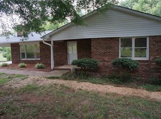 1017 Foxfire Ln, Yadkinville, NC 27055