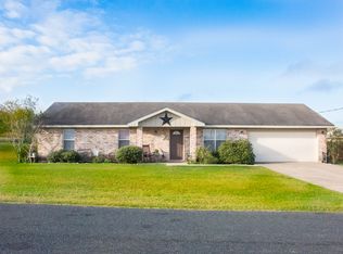825 N Fountainbleau Dr, Falls City, TX 78113