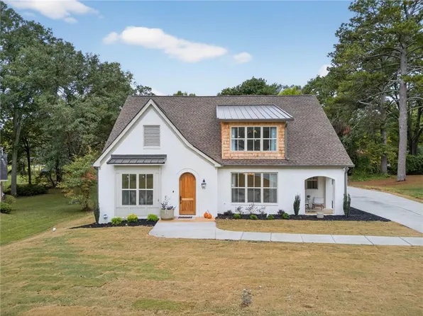 111 Lakeview Dr, Carrollton, GA 30117