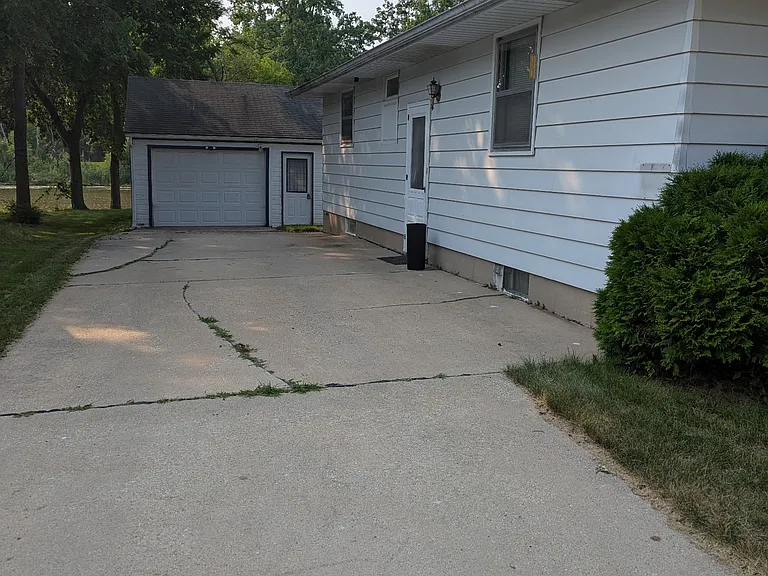 416 Hartung St — Photo 14