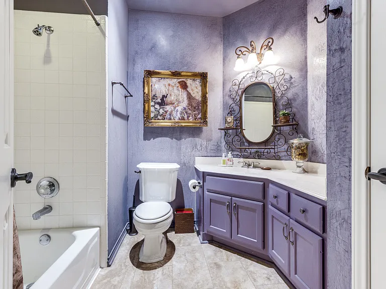 Full bathroom featuring vanity, toilet and tiled shower / bath.