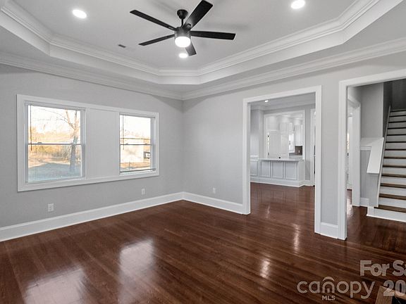 5th image of 612 W Elliott St