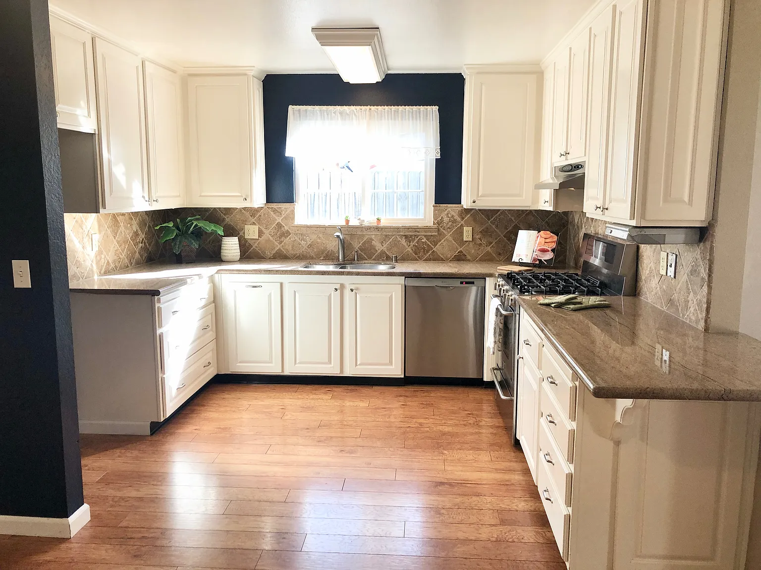4 bed, 2115 sqft, $2,850 — Photo 2