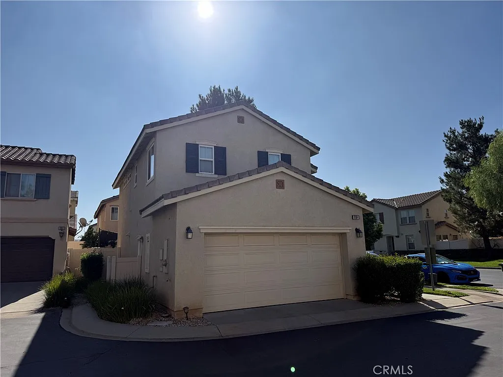 3 bed, 2.5 bath, 1377 sqft, $2,550 — Photo 1