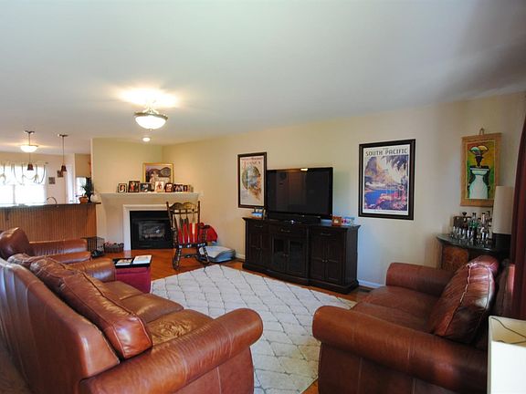 3rd image of 220 Duncraig Dr