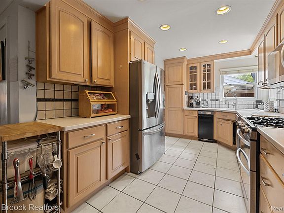 3rd image of 18135 Kinross Ave