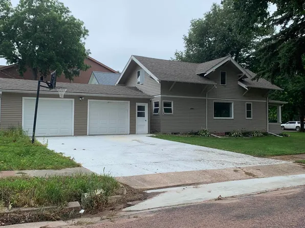 402 E 7th St, Dell Rapids, SD 57022