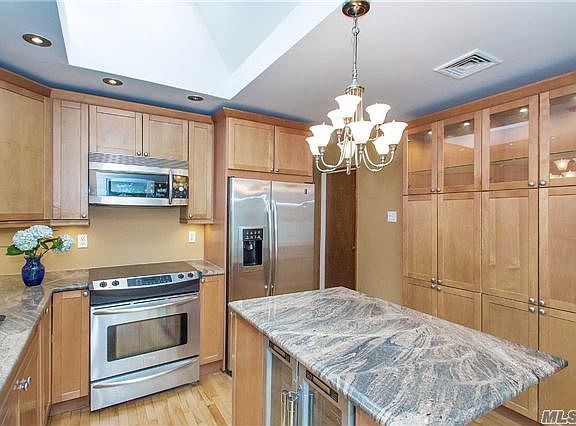 5th image of 561 Lincoln Ave