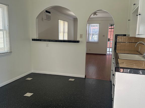 4th image of 4312 Willow Brook Ave #1/4