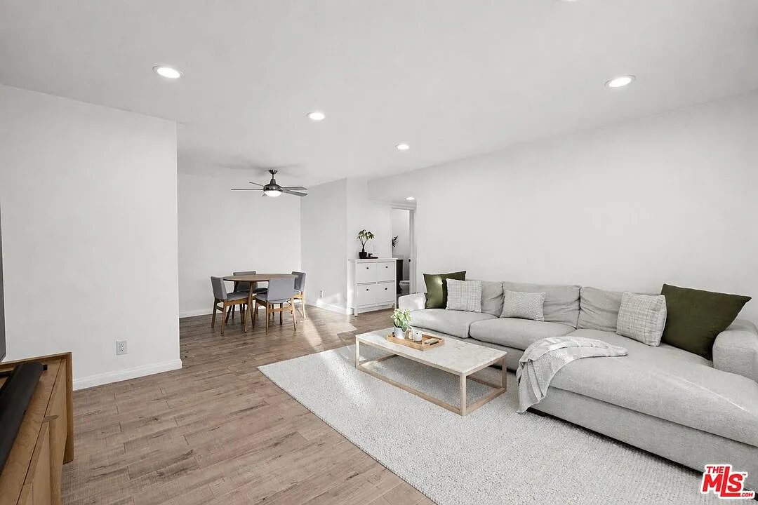 2 bed, 2.0 bath, 967 sqft, $3,200 — Photo 2