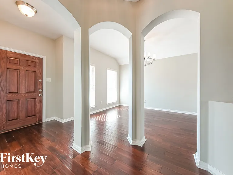 3108 Silver Creek Dr — Photo 2