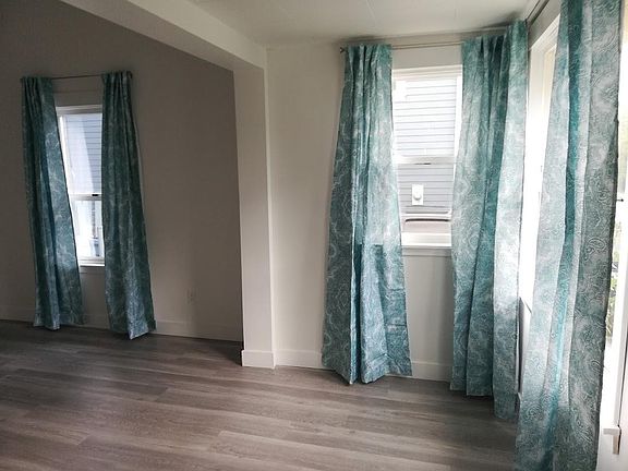 3rd image of 307 Avenue H