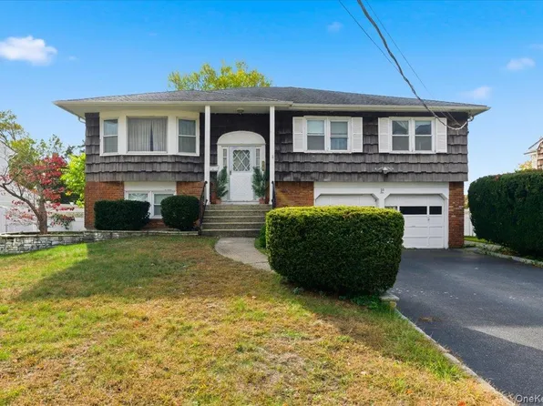 10 Gate Lane, West Islip, NY 11795