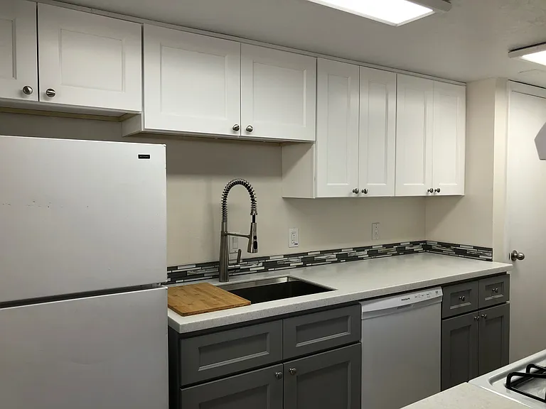 2 Bedroom Town Apartment with Washer / Dryer in Unit & Private Yard — Photo 25