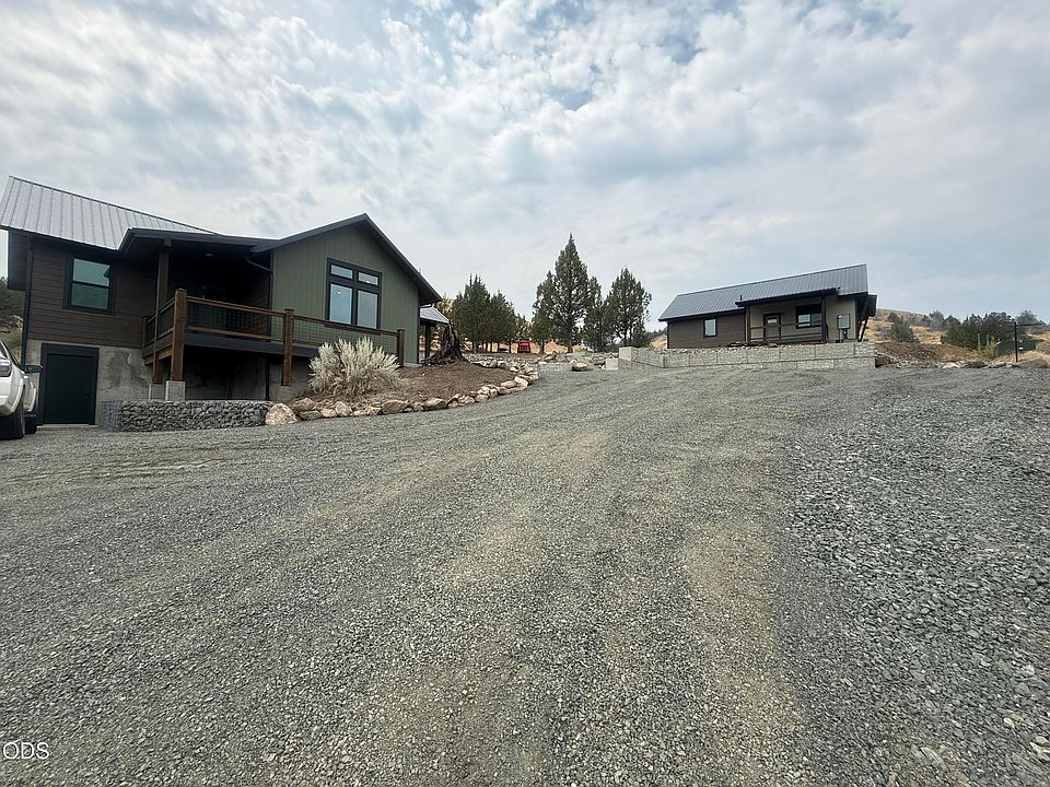 1st image of 140 SE Bunchgrass Rd
