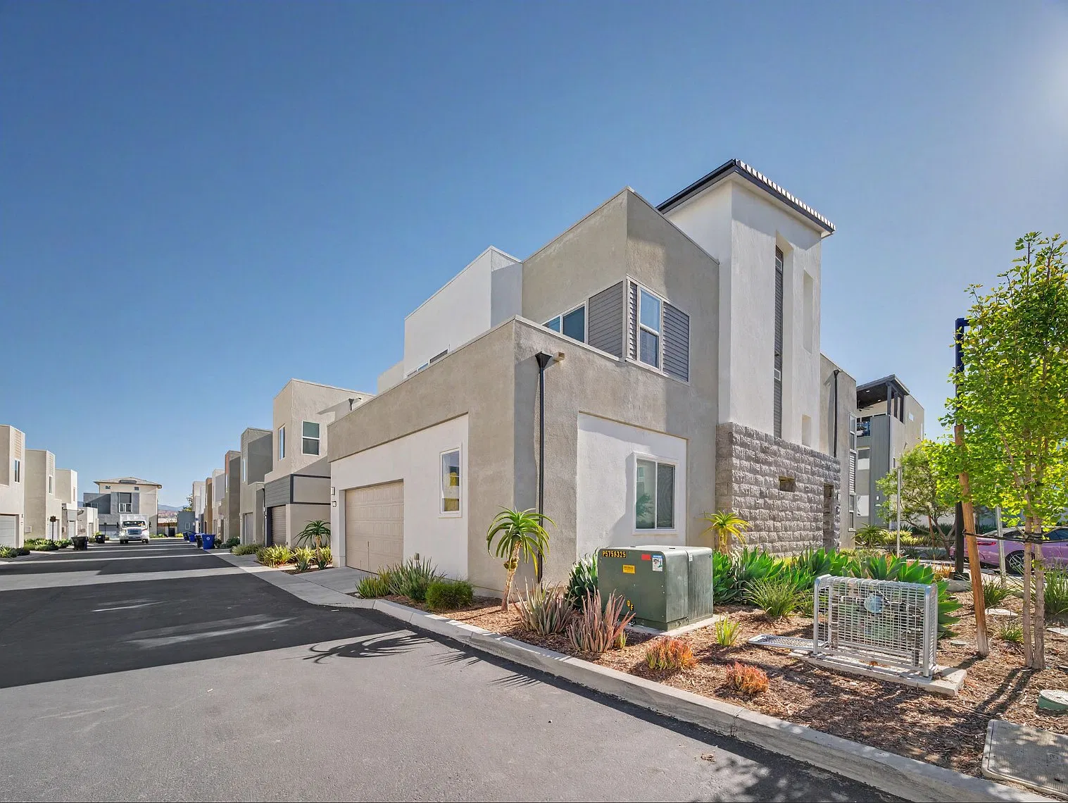 5 bed, 4.5 bath, 3377 sqft, $6,495 — Photo 3