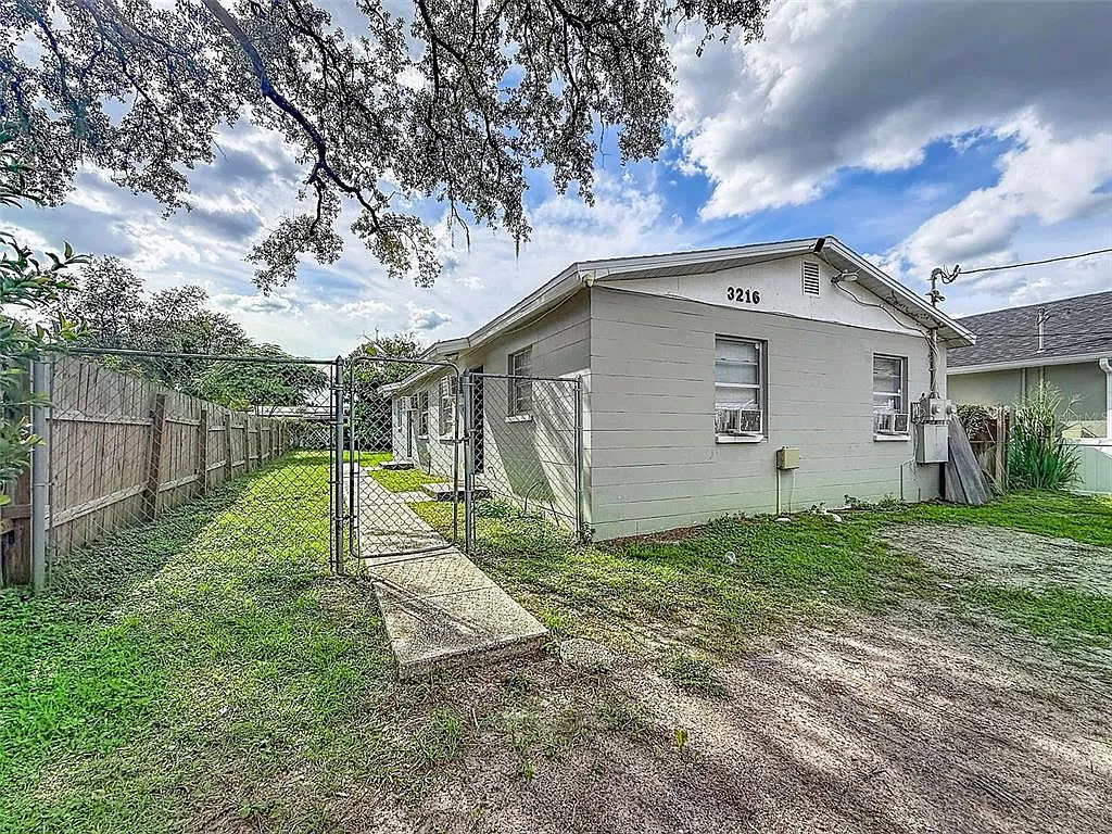 2 bed, 1.0 bath, 648 sqft, $1,600 — Photo 3
