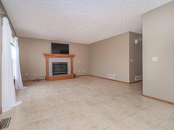 4th image of 2133 Reserve Cir