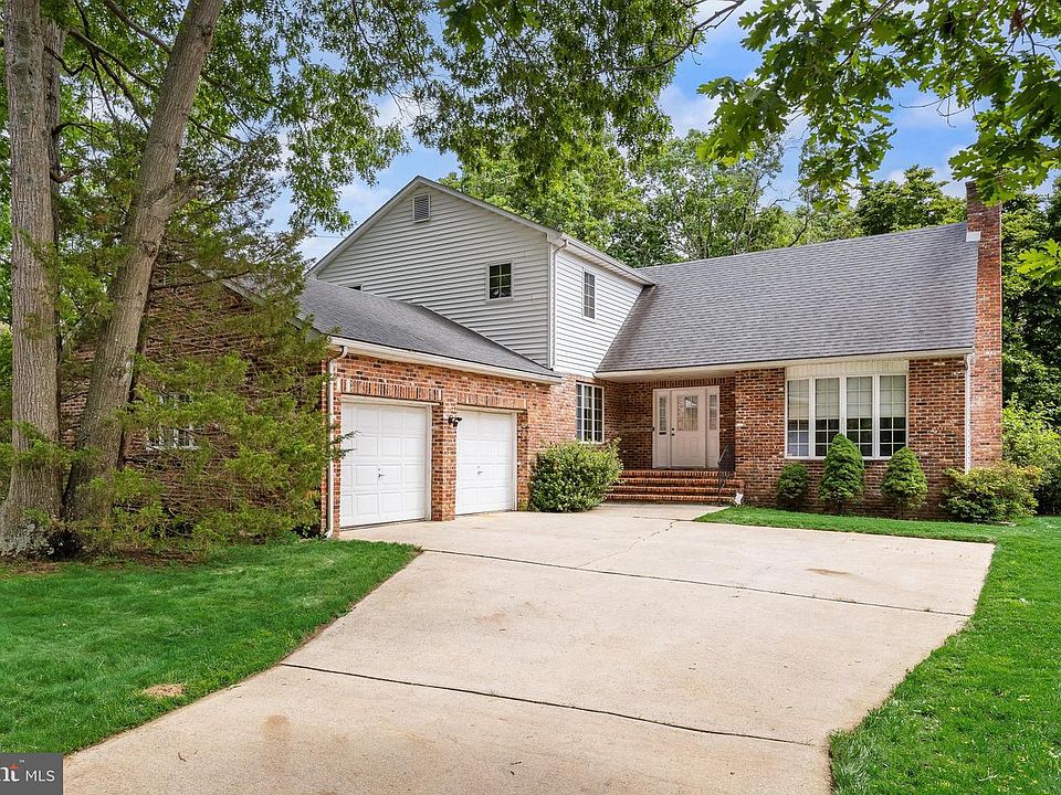 1st image of 2413 Clover Ln