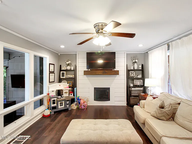 1849 Parkridge Dr — Photo 7